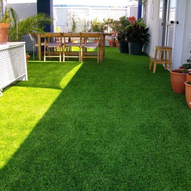 Cómo hacer que el césped artificial parezca más natural